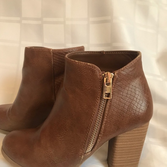 ankle boots. Very comfortable. Does have some signs of wear, as seen in photos - Picture 4 of 9